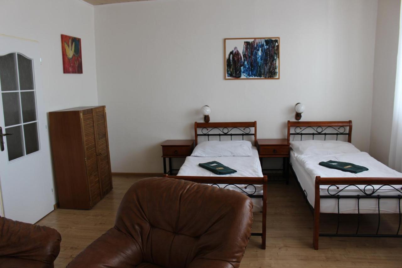 Hotel Cerny Kun Louny Eksteriør billede