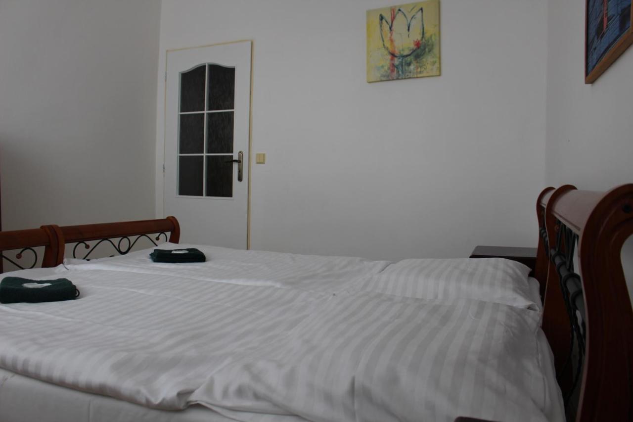 Hotel Cerny Kun Louny Eksteriør billede