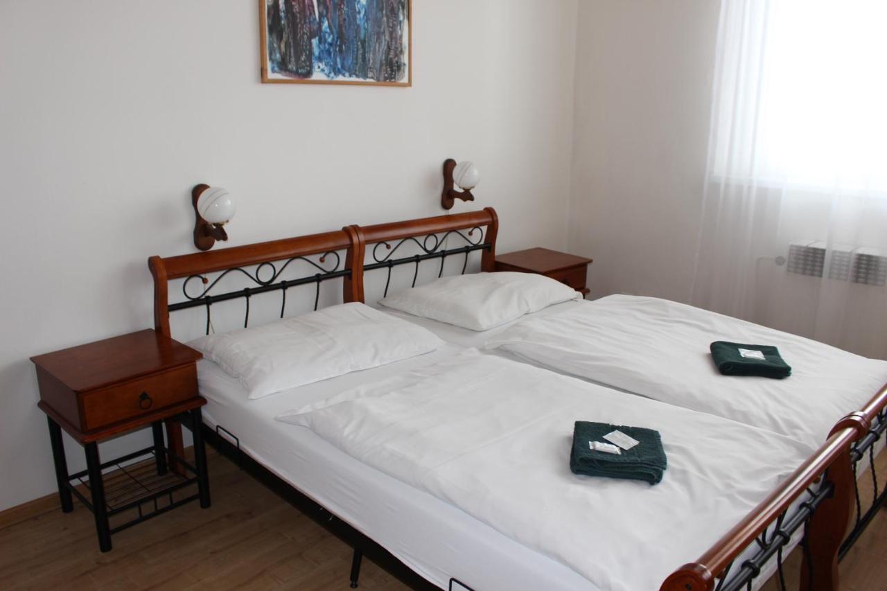 Hotel Cerny Kun Louny Eksteriør billede